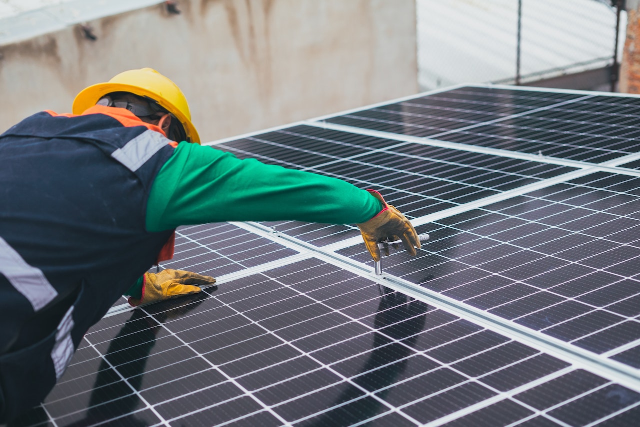 posiziona l'impianto fotovoltaico sul tetto di casa con bolletta zero